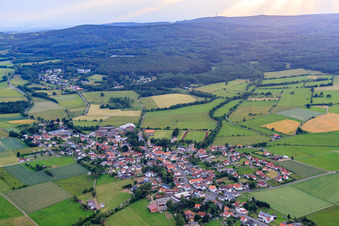 Vue aérienne de Vue du village depuis l'est à Grebenhain dans le département Hesse, Allemagne