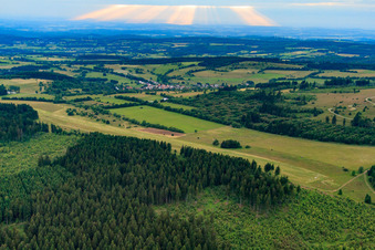 Vue aérienne de Piste du site de vol à voile de Hoherodskopf à le quartier Breungeshain in Schotten dans le département Hesse, Allemagne