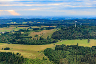 Vue aérienne de Piste du site de vol à voile de Hoherodskopf à le quartier Breungeshain in Schotten dans le département Hesse, Allemagne