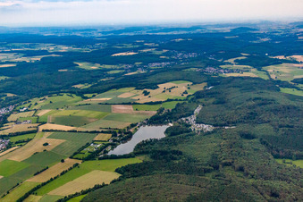Vue aérienne de Gederner See avec camping et plage en bordure de forêt à Gedern dans le département Hesse, Allemagne