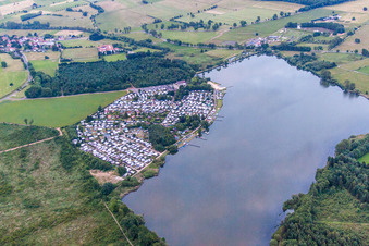 Vue aérienne de Caravanes et tentes - Camping et emplacement pour tentes Surfsport Vogelsberg - Windsurf Niedermooser Teich à le quartier Nieder-Moos in Freiensteinau dans le département Hesse, Allemagne