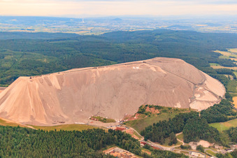 Vue aérienne de Monte Kali - Décharge de K+S Minerals and Agriculture GmbH à Neuhof dans le département Hesse, Allemagne