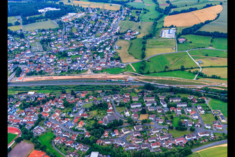 Vue aérienne de Vue de la ville avec les voies ferrées depuis le nord-ouest à le quartier Opperz in Neuhof dans le département Hesse, Allemagne