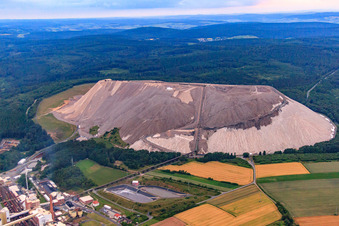 Vue aérienne de Monte Kali - terril de K+S Minerals and Agriculture GmbH, usine Neuhof-Ellers à Neuhof dans le département Hesse, Allemagne