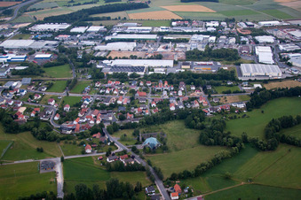 Vue aérienne de Église de la Sainte-Croix à le quartier Welkers in Eichenzell dans le département Hesse, Allemagne