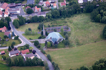 Photographie aérienne de Église de la Sainte-Croix à le quartier Welkers in Eichenzell dans le département Hesse, Allemagne