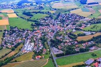 Vue aérienne de Vue du village depuis le sud-ouest à le quartier Weyhers in Ebersburg dans le département Hesse, Allemagne
