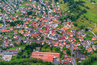 Vue aérienne de Vue du village depuis le nord-ouest avec la place du marché à Poppenhausen dans le département Hesse, Allemagne