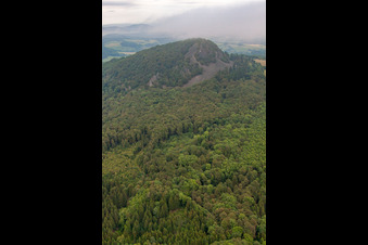 Vue aérienne de Milseburg à le quartier Danzwiesen in Hofbieber dans le département Hesse, Allemagne