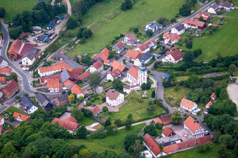 Vue aérienne de Bâtiment d'église au centre du village à le quartier Kleinsassen in Hofbieber dans le département Hesse, Allemagne
