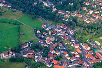 Vue aérienne de Église Saint-Barthélemy-et-Jacques, Steinau à le quartier Steinau in Petersberg dans le département Hesse, Allemagne