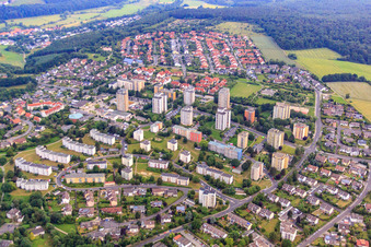 Vue aérienne de Immeubles résidentiels de grande hauteur sur l'Adenauerstraße dans le quartier d'Aschenberg depuis le sud à Fulda dans le département Hesse, Allemagne