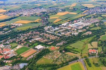 Vue aérienne de Zone industrielle Fulda Ouest sur une ancienne base de l'armée américaine sur Washingtonallee avec l'école des frères Grimm et R+S Group GmbH à Fulda dans le département Hesse, Allemagne