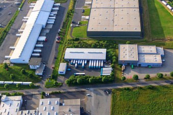 Vue aérienne de Zone industrielle Werner-von-Siemens-Straße avec VTL Vernetzte-Transport-Logistik GmbH et le transporteur Hofmann & Brenner GmbH & Co. KG de Fulda à le quartier Besges in Fulda dans le département Hesse, Allemagne