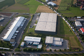Vue aérienne de Entrepôts et bâtiments d'expédition de VTL Vernetzte-Transport-Logistik GmbH à le quartier Malkes in Fulda dans le département Hesse, Allemagne