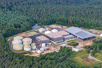 Vue aérienne de Locaux de l'usine du producteur de produits chimiques Biothan GmbH à le quartier Kleinlüder in Großenlüder dans le département Hesse, Allemagne