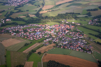 Vue aérienne de Vue sur le village à le quartier Kleinlüder in Großenlüder dans le département Hesse, Allemagne