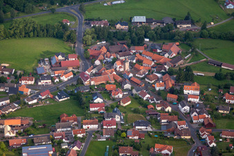 Vue aérienne de Vue sur le village à le quartier Kleinlüder in Großenlüder dans le département Hesse, Allemagne