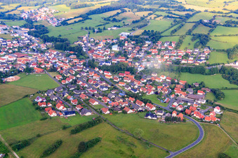 Vue aérienne de Rue Fuldaer à Hosenfeld dans le département Hesse, Allemagne