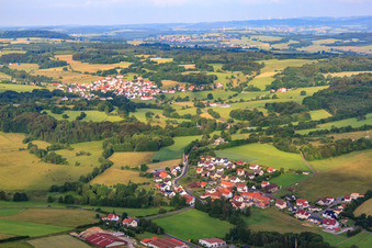 Vue aérienne de Vue du village depuis le nord-est à le quartier Jossa in Hosenfeld dans le département Hesse, Allemagne
