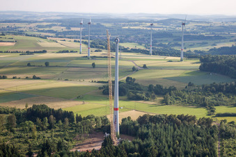 Vue aérienne de Chantier de construction pour l'assemblage de la tour de l'éolienne à Freiensteinau dans le département Hesse, Allemagne