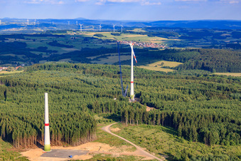 Photographie aérienne de Chantier de construction pour l'assemblage de la tour de l'éolienne à le quartier Gunzenau in Freiensteinau dans le département Hesse, Allemagne