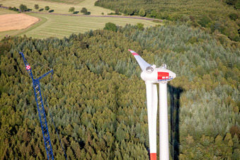 Chantier de construction pour l’assemblage de la tour d’éolienne à le quartier Reichlos in Freiensteinau dans le département Hesse, Allemagne d'en haut