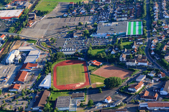 Vue aérienne de Terrain de sport du FC Germania 08 Wächtersbach eV chez GLOBUS Wächtersbach à Wächtersbach dans le département Hesse, Allemagne