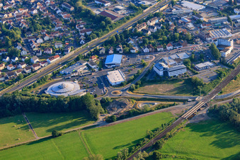Vue aérienne de Zone commerciale Lagerhausstraße avec tegut... bonne nourriture et succursale VR Bank Main-Kinzig-Büdingen eG Altenhaßlau à le quartier Altenhaßlau in Linsengericht dans le département Hesse, Allemagne