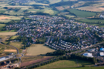 Vue aérienne de Vue des rues et des maisons dans les quartiers résidentiels à Gelnhausen dans le département Hesse, Allemagne