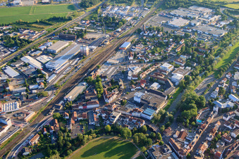 Vue aérienne de Gare ferroviaire avec marchandises Raiffeisen - Écoles agricoles et professionnelles du district de Main-Kinzig à Gelnhausen dans le département Hesse, Allemagne