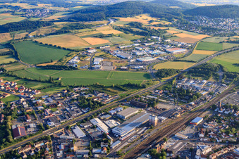 Vue aérienne de Zone industrielle de Birkenhain avec Litens Automotive GmbH & Co KG et Poppe Elastomertechnik GmbH - Usine Gelnhausen à Gelnhausen dans le département Hesse, Allemagne