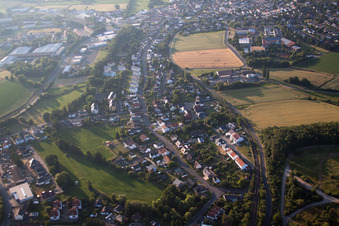 Vue aérienne de Vue des rues et des maisons dans les quartiers résidentiels à Büdingen dans le département Hesse, Allemagne