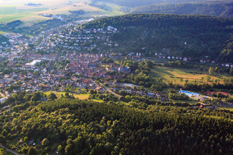 Vue aérienne de Château Büdingen et piscine extérieure de la ville Büdingen à Büdingen dans le département Hesse, Allemagne