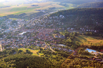 Photographie aérienne de Château Büdingen et piscine extérieure de la ville Büdingen à Büdingen dans le département Hesse, Allemagne