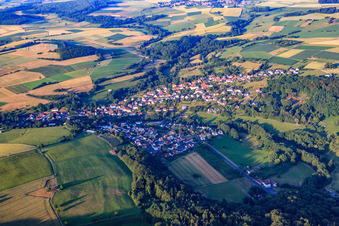 Photographie aérienne de Vue du village depuis l'ouest à le quartier Rinderbügen in Büdingen dans le département Hesse, Allemagne