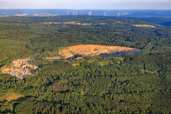 Vue aérienne de Carrière de Vogelsberger Basaltwerk GmbH & Co. Limited Partnership à le quartier Rinderbügen in Büdingen dans le département Hesse, Allemagne