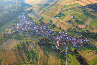 Vue aérienne de Vue du village depuis le sud à le quartier Michelau in Büdingen dans le département Hesse, Allemagne