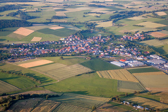 Vue aérienne de Champs agricoles et surfaces utilisables à Kefenrod dans le département Hesse, Allemagne