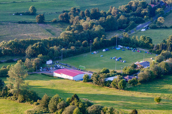 Vue aérienne de Terrain de football avec camp de tentes à le quartier Burkhards in Schotten dans le département Hesse, Allemagne