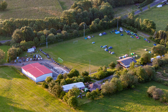 Vue aérienne de Terrain de football avec camp de tentes à le quartier Burkhards in Schotten dans le département Hesse, Allemagne