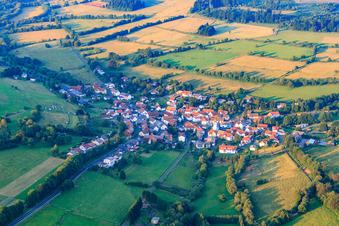 Vue aérienne de Vue du village depuis l'ouest à le quartier Breungeshain in Schotten dans le département Hesse, Allemagne