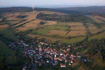 Vue aérienne de Champs agricoles et surfaces utilisables à Breungeshain dans le département Hesse, Allemagne