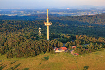 Vue aérienne de Tour de transmission et auberge de montagne Hoherodskopf sur le Hoherodskopf à le quartier Breungeshain in Schotten dans le département Hesse, Allemagne