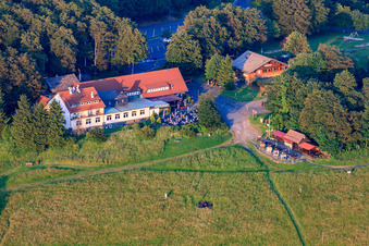 Vue aérienne de Auberge de montagne Hoherodskopf à le quartier Breungeshain in Schotten dans le département Hesse, Allemagne