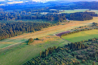 Vue aérienne de Aérodrome de planeurs à Hoherodskopf dans le département Hesse, Allemagne