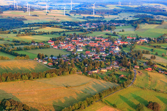 Vue aérienne de Vue du village depuis le nord à le quartier Herchenhain in Grebenhain dans le département Hesse, Allemagne