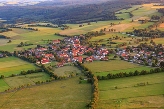 Vue aérienne de Vue du village depuis le nord à le quartier Herchenhain in Grebenhain dans le département Hesse, Allemagne