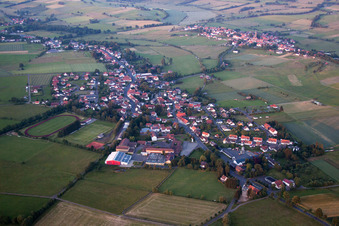 Vue aérienne de Champs agricoles et surfaces utilisables à Grebenhain dans le département Hesse, Allemagne