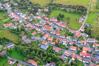 Vue aérienne de Rue Hindenburg à le quartier Ilbeshausen in Grebenhain dans le département Hesse, Allemagne